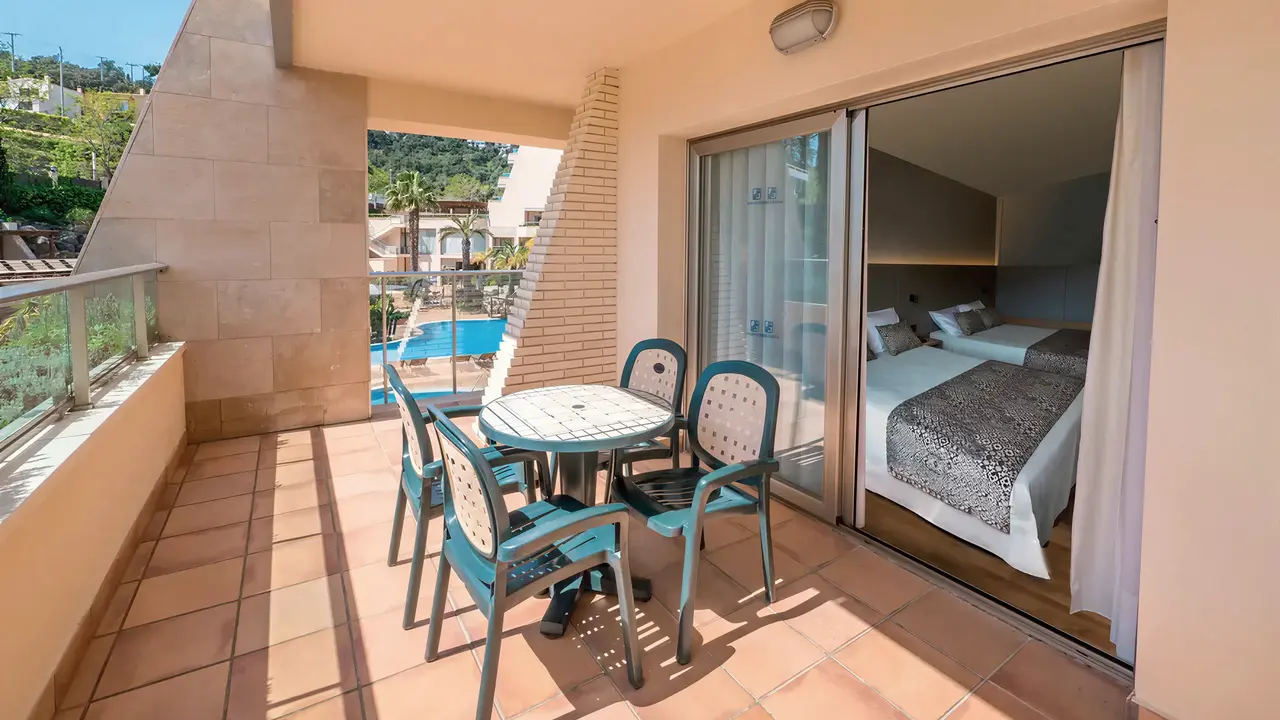 Balkon z widokiem na sypialnię w Golden Bahia De Tossa