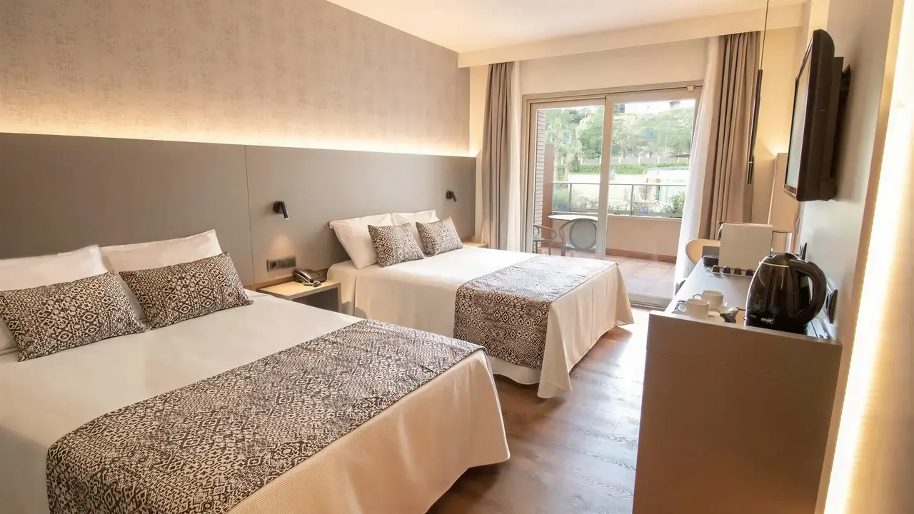 Nowoczesny pokój z łóżkami w Golden Bahia De Tossa