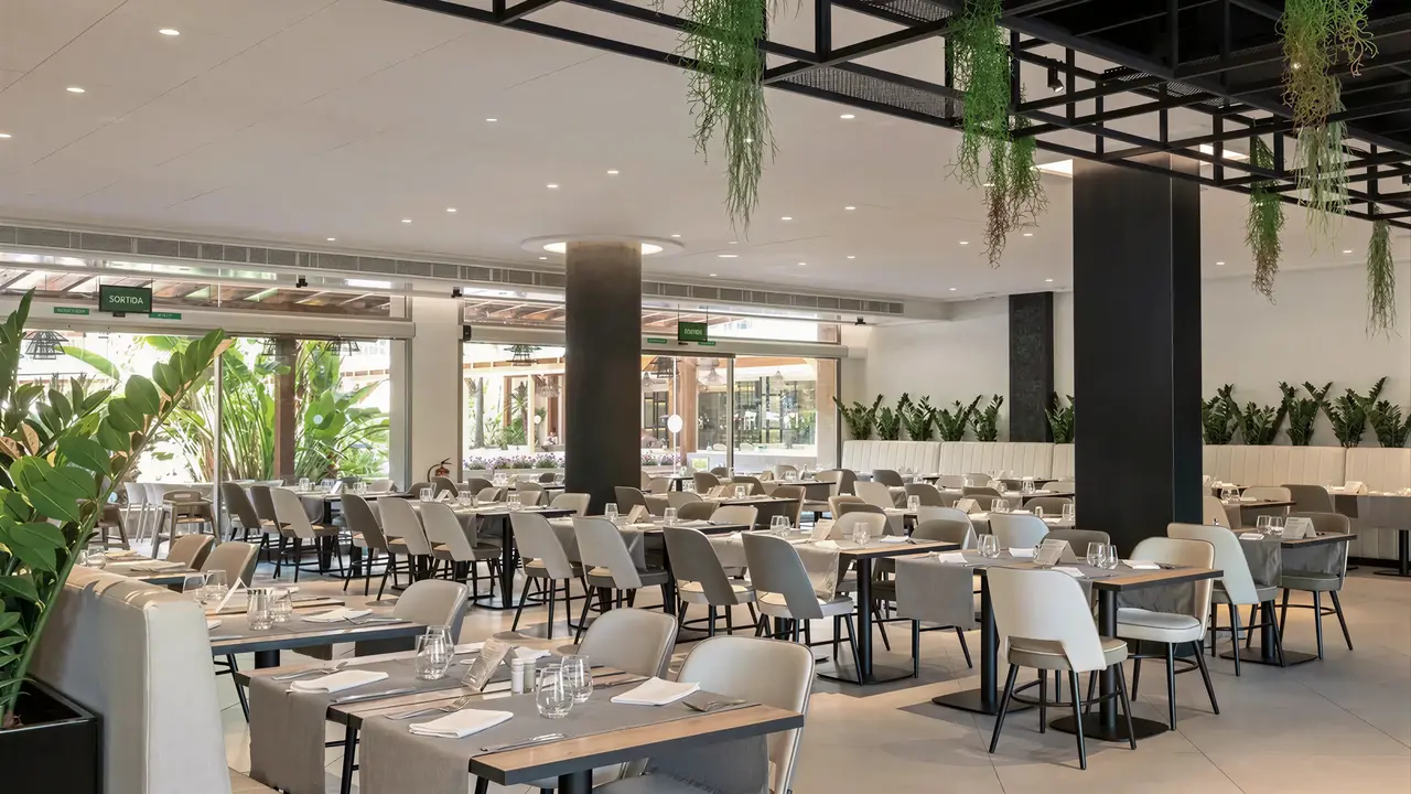 Restauracja w hotelu Golden Bahia De Tossa z ustawionymi stolikami