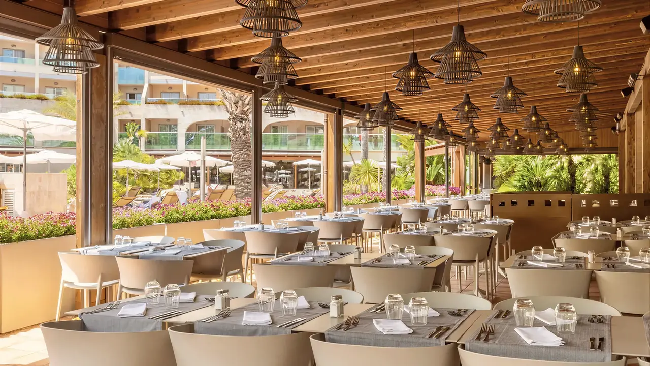 Restauracja w Golden Bahia De Tossa z nakrytymi stołami