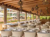 Restauracja w Golden Bahia De Tossa z nakrytymi stołami