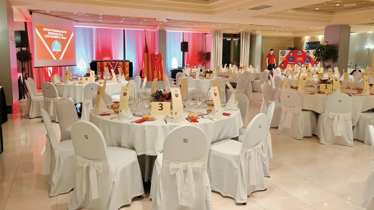Sala bankietowa w Golden Bahia De Tossa z nakrytymi stołami