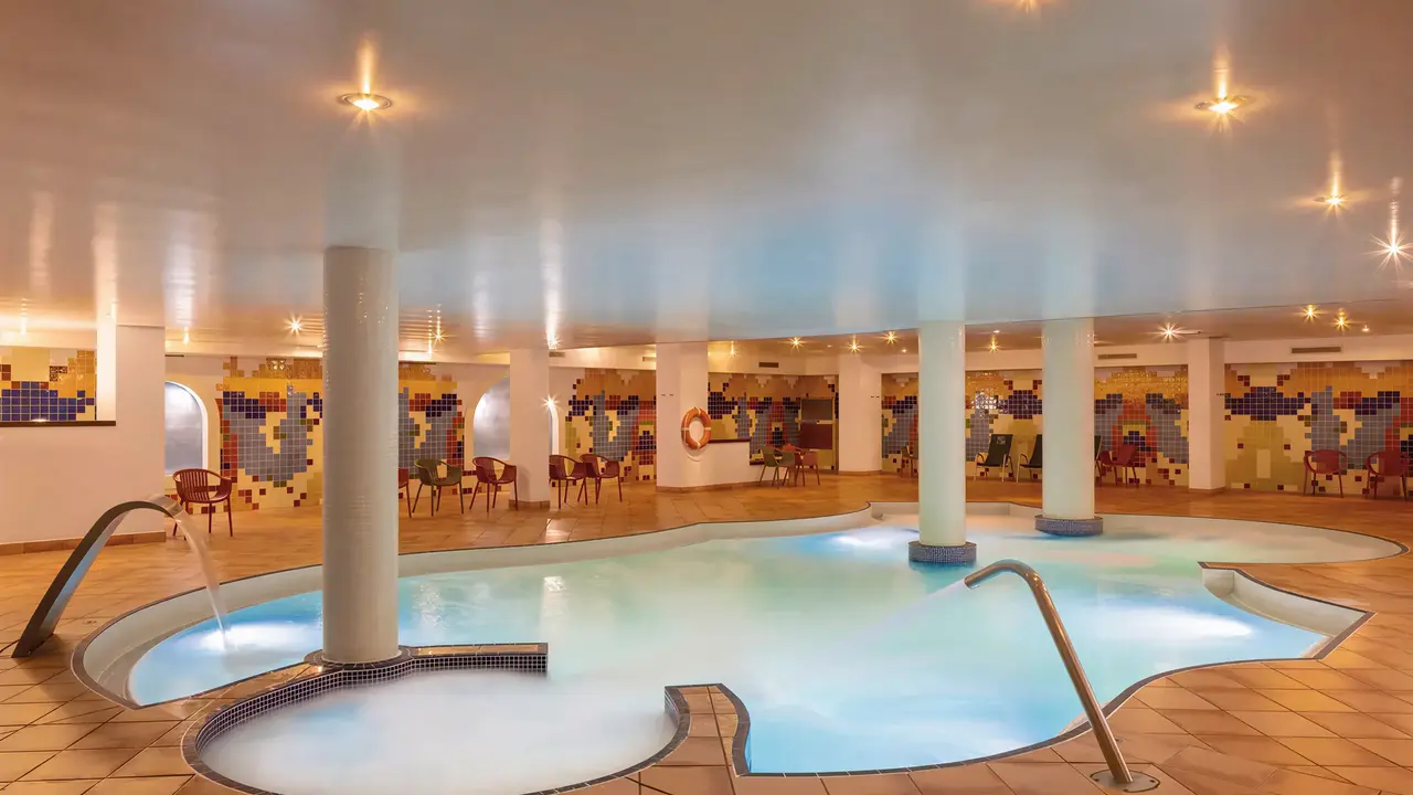 Kryty basen relaksacyjny w Golden Bahia De Tossa
