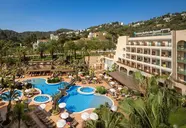 Widok na kompleks i baseny w Golden Bahia De Tossa