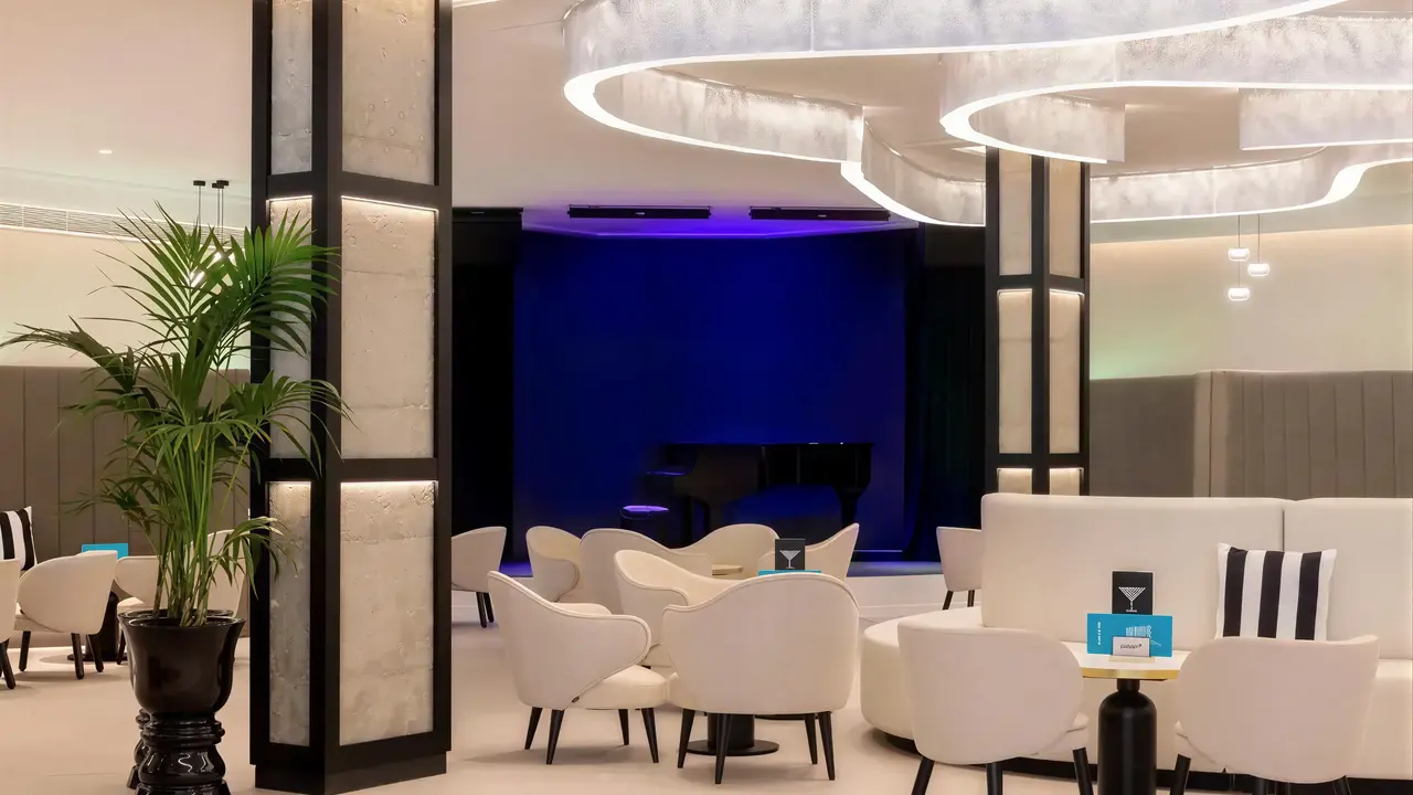 Scena z pianinem w lobby Golden Bahia De Tossa