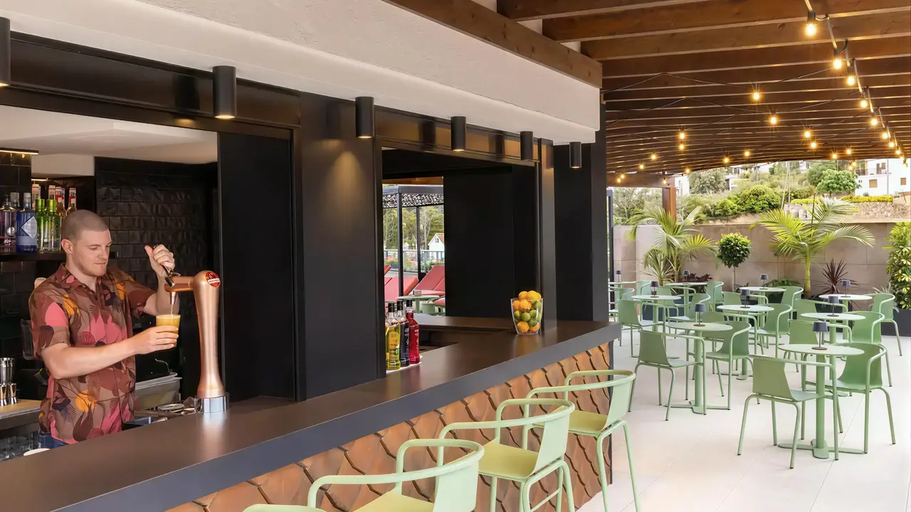 Bar z drinkami w Golden Bahia De Tossa