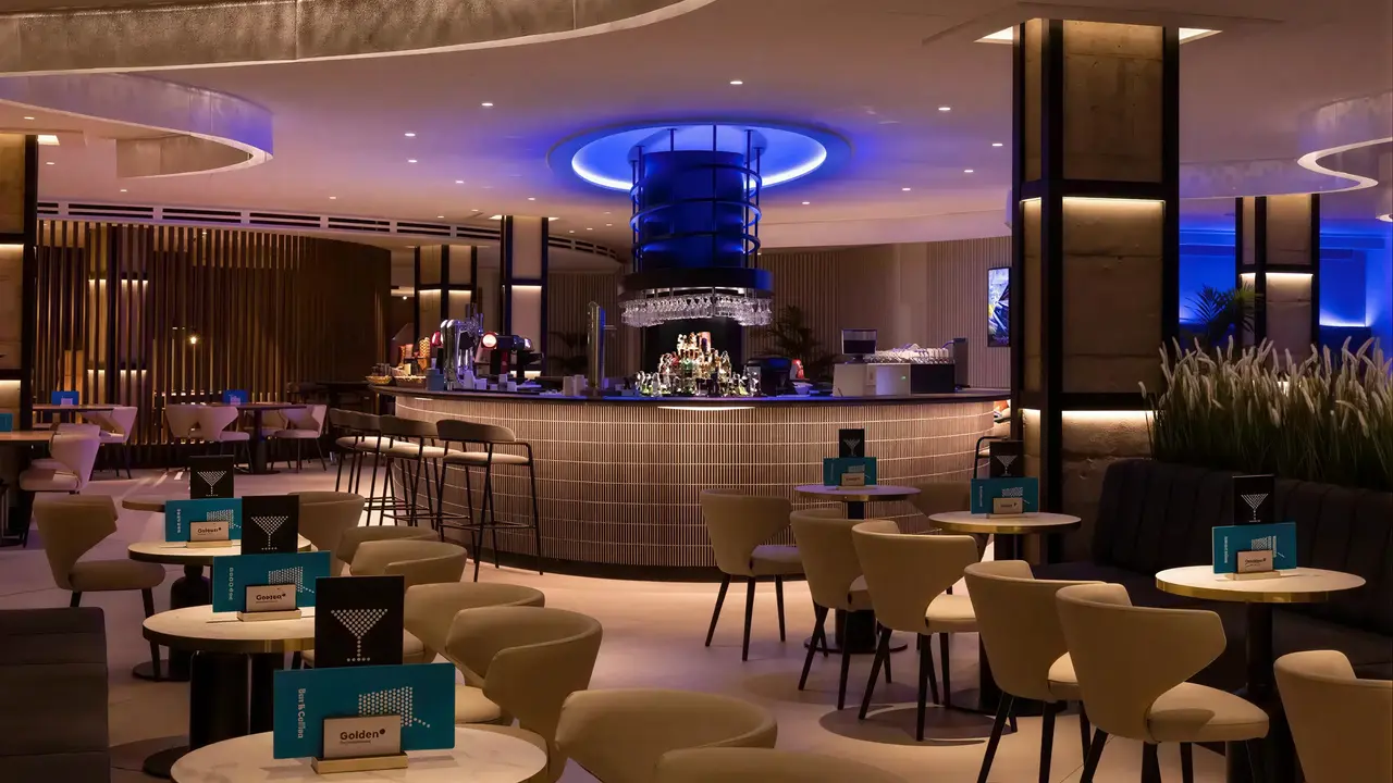 Nowoczesny bar w hotelu Golden Bahia De Tossa