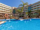 Basen w hotelu Golden Bahia De Tossa z drewnianym mostkiem