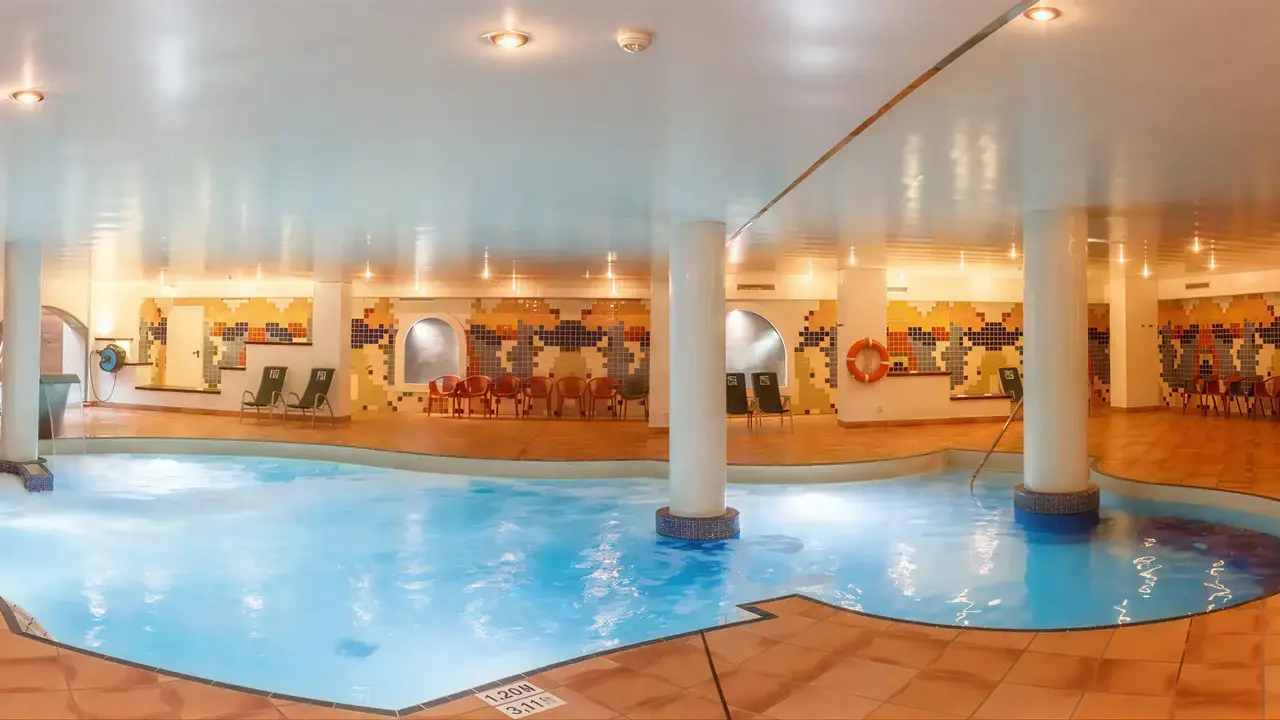 Kryty basen w hotelu Golden Bahia De Tossa
