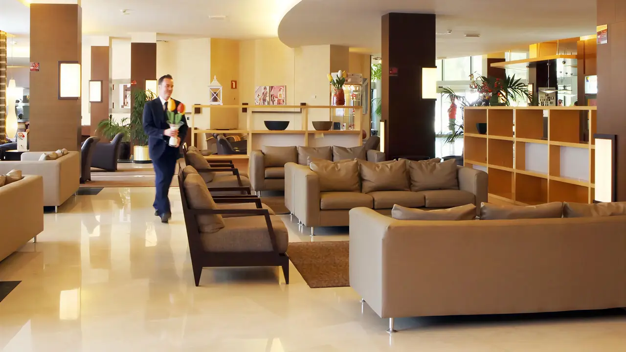 Wnętrze lobby w Golden Bahia De Tossa z wygodnymi kanapami