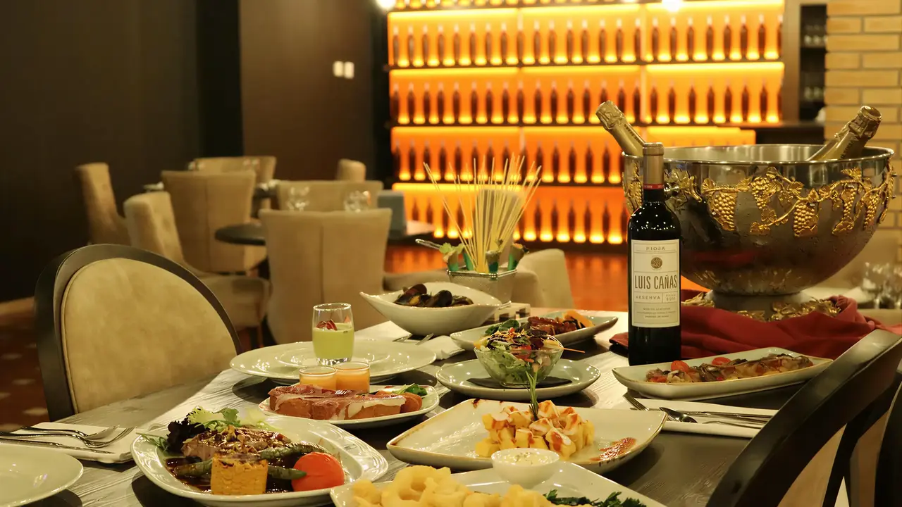 Dania i wino w restauracji Golden Bahia De Tossa