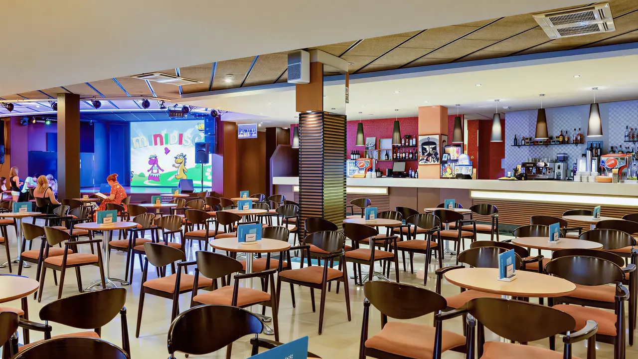 Restauracja w hotelu Golden Bahia De Tossa z ustawionymi stolikami