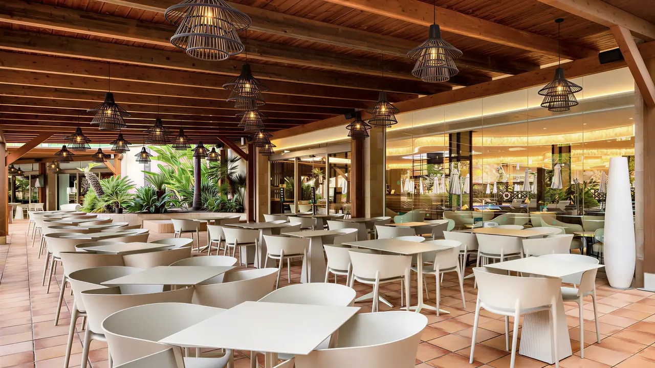 Restauracja w Golden Bahia De Tossa z białymi stolikami