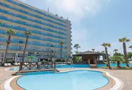 Budynek i baseny w obiekcie Golden Taurus Aquapark Resort
