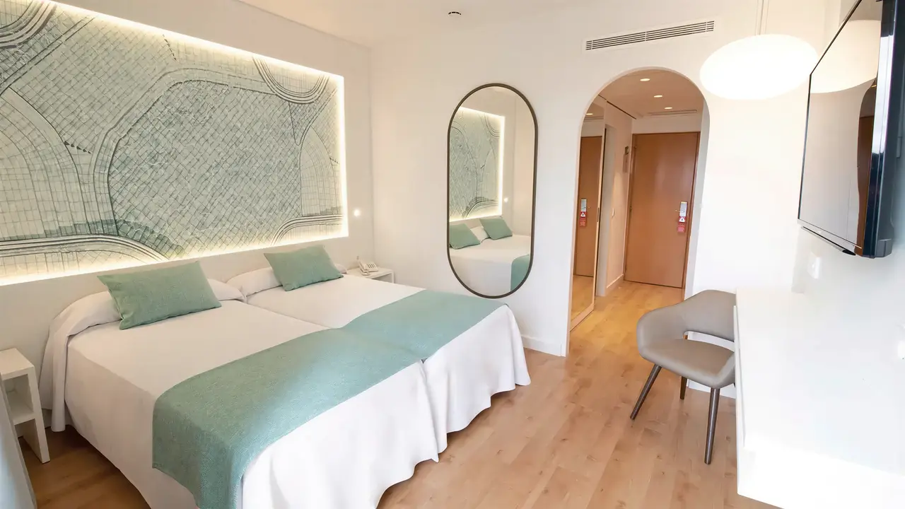 Nowoczesny pokój z łóżkami w Golden Taurus Aquapark Resort