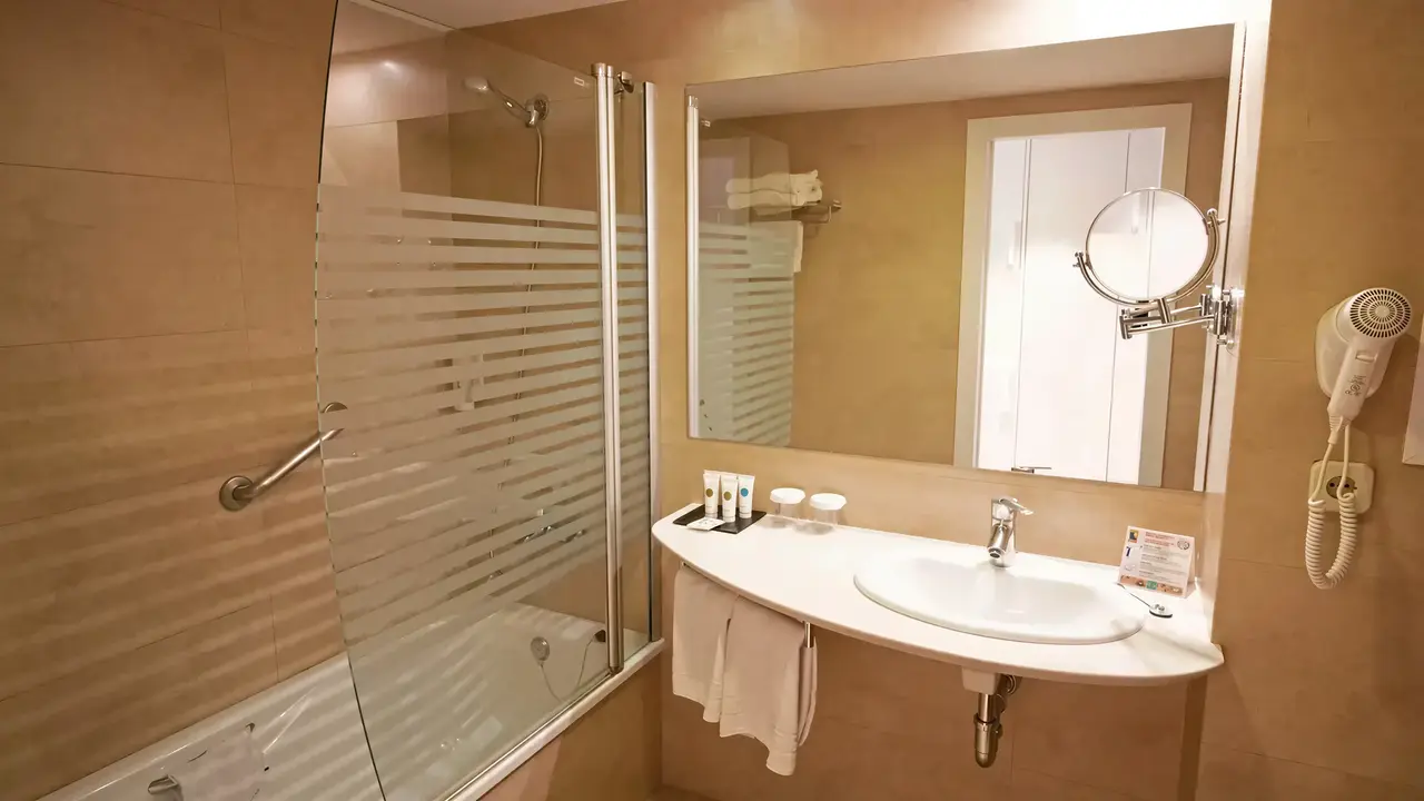 Łazienka w hotelu Golden Taurus Aquapark Resort z prysznicem i umywalką