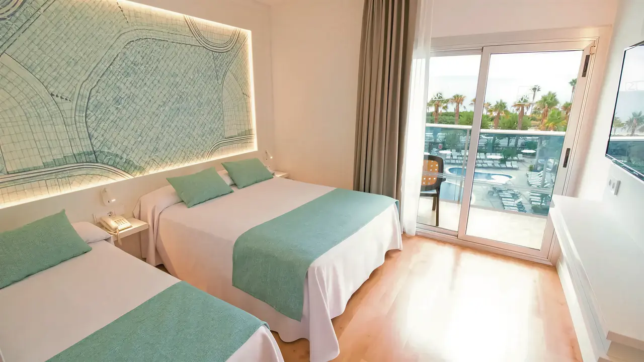 Nowoczesny pokój z łóżkami w Golden Taurus Aquapark Resort