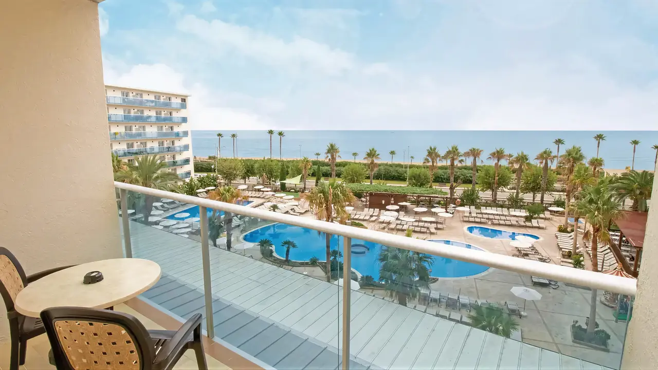 Balkon z widokiem na baseny w Golden Taurus Aquapark Resort