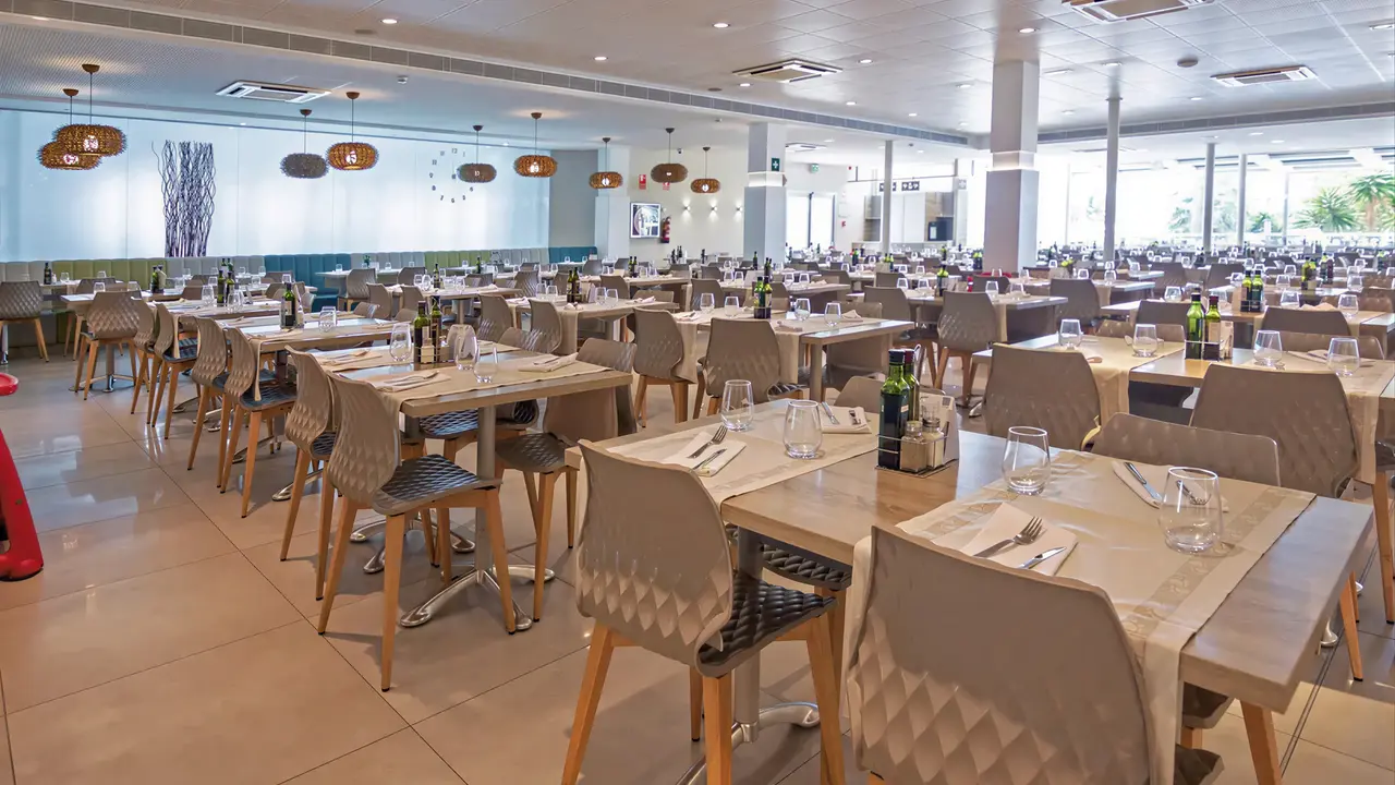 Restauracja z nakrytymi stołami w Golden Taurus Aquapark Resort