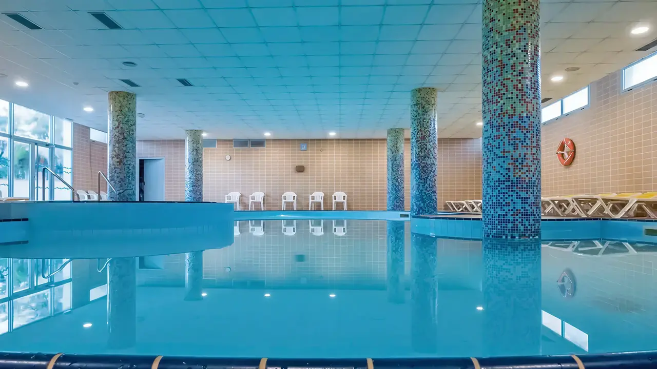 Kryty basen w hotelu Golden Taurus Aquapark Resort