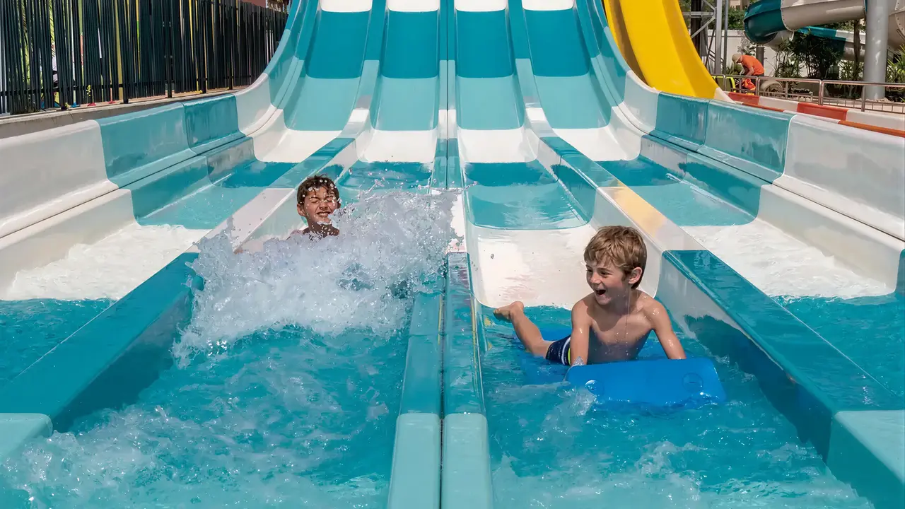 Dzieci na zjeżdżalniach wodnych w Golden Taurus Aquapark Resort