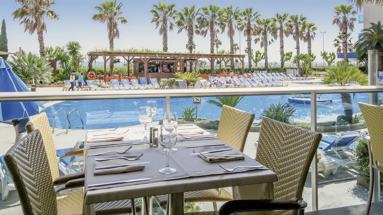 Stolik restauracyjny z widokiem na basen Golden Taurus Aquapark Resort