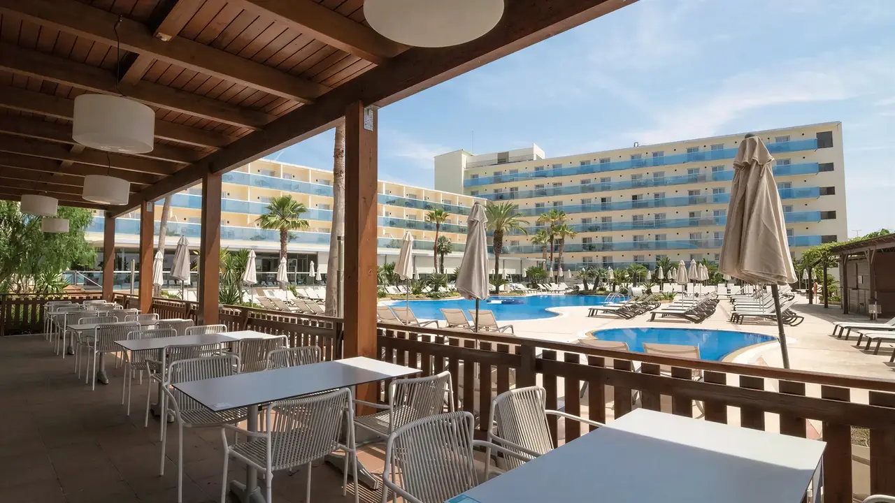 Basen i taras z meblami w Golden Taurus Aquapark Resort