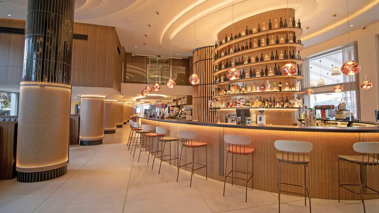 Nowoczesny bar z wysokimi hokerami w Golden Taurus Aquapark Resort