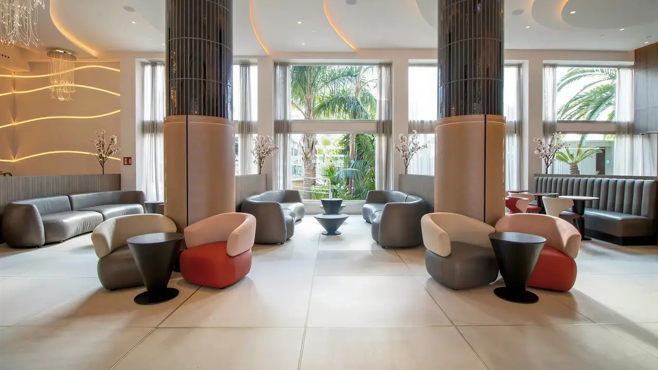 Wnętrze eleganckiego lobby w Golden Taurus Aquapark Resort
