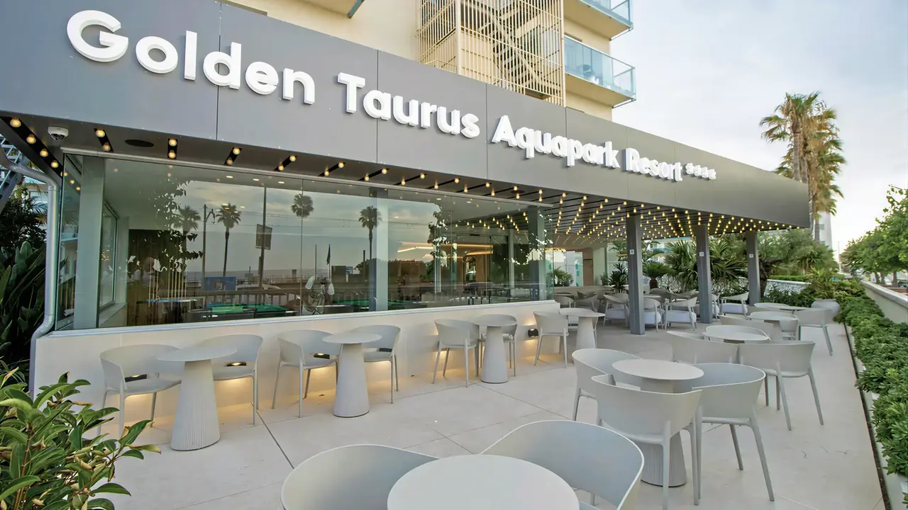 Elewacja i taras w Golden Taurus Aquapark Resort