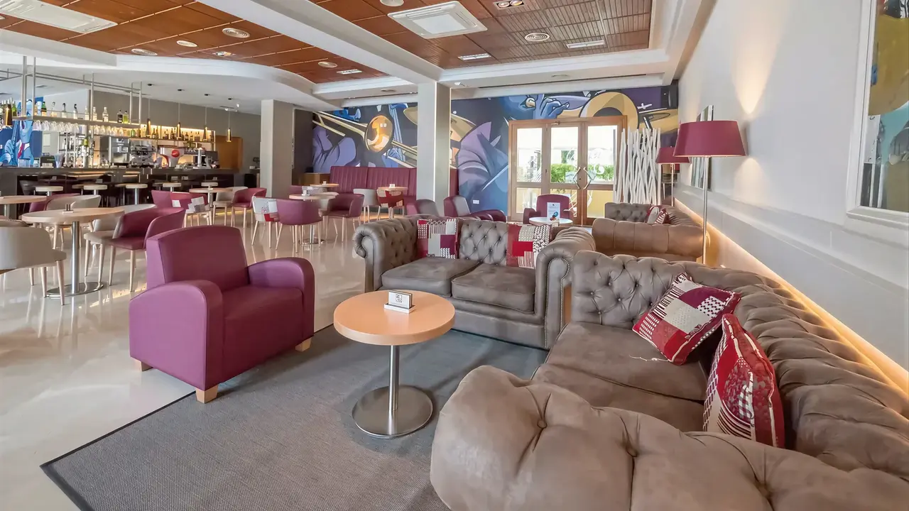 Wnętrze eleganckiego lobby w Golden Taurus Aquapark Resort