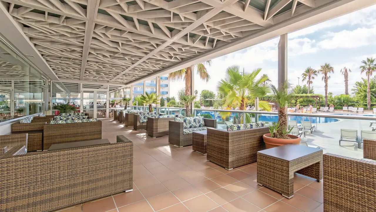 Taras z meblami wypoczynkowymi w Golden Taurus Aquapark Resort