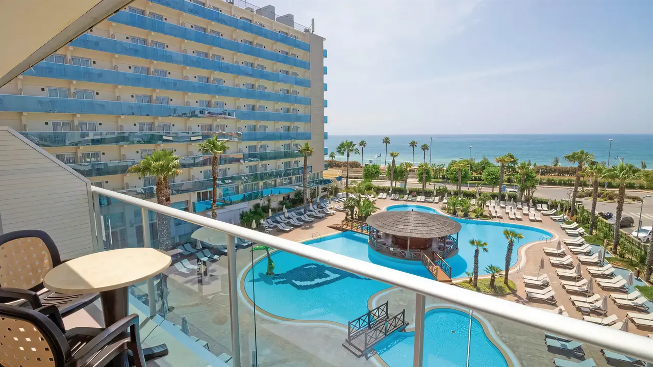 Balkon z widokiem na basen w Golden Taurus Aquapark Resort