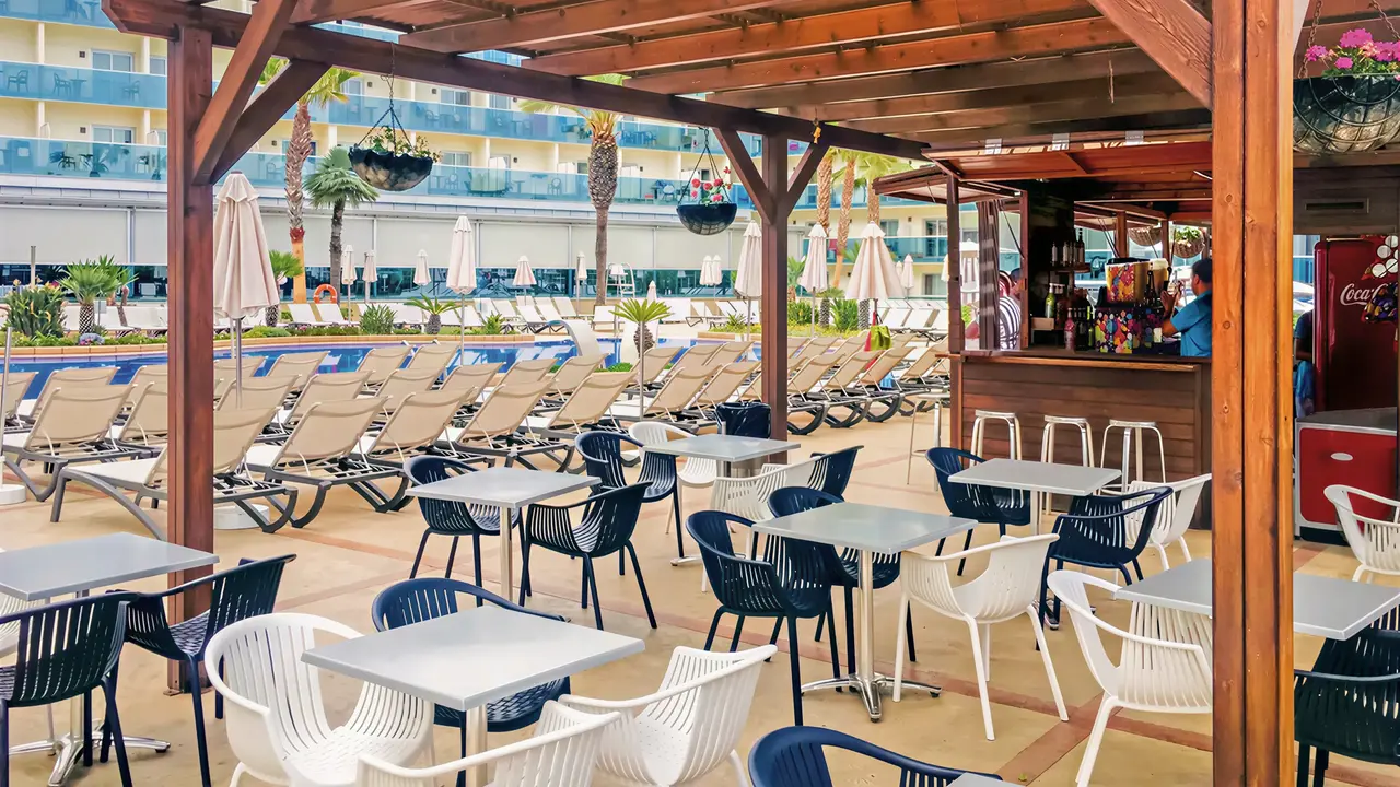 Bar zewnętrzny z stolikami w Golden Taurus Aquapark Resort