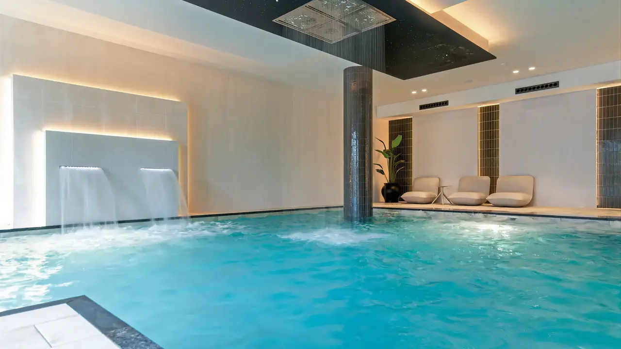 Kryty basen z wodospadami w Golden Taurus Aquapark Resort