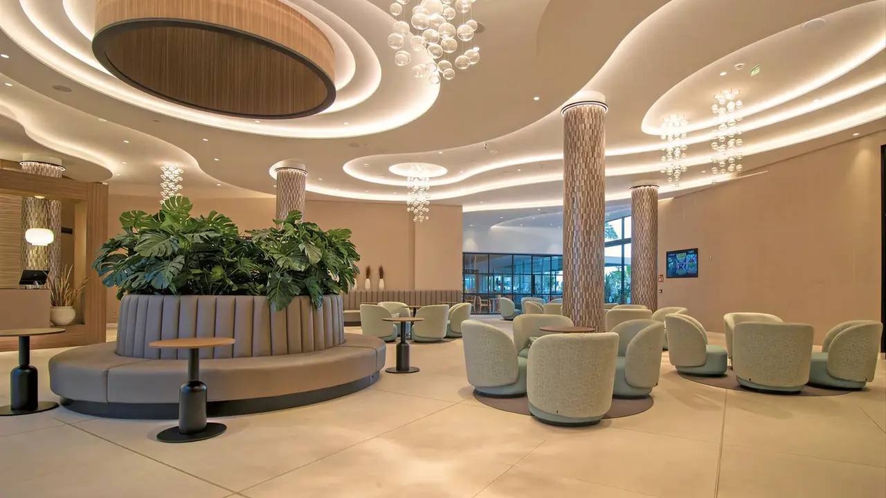 Nowoczesne lobby w Golden Taurus Aquapark Resort z wygodnymi fotelami