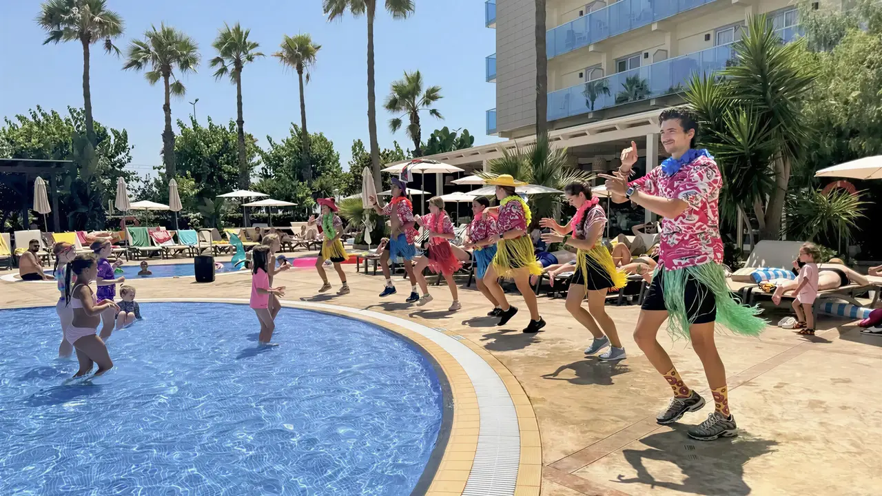 Animacje dla gości w Golden Taurus Aquapark Resort przy basenie