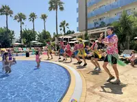 Animacje dla gości w Golden Taurus Aquapark Resort przy basenie