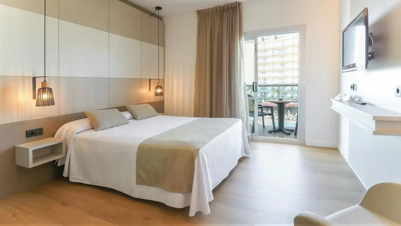 Nowoczesna sypialnia w Golden Taurus Aquapark Resort z widokiem na balkon
