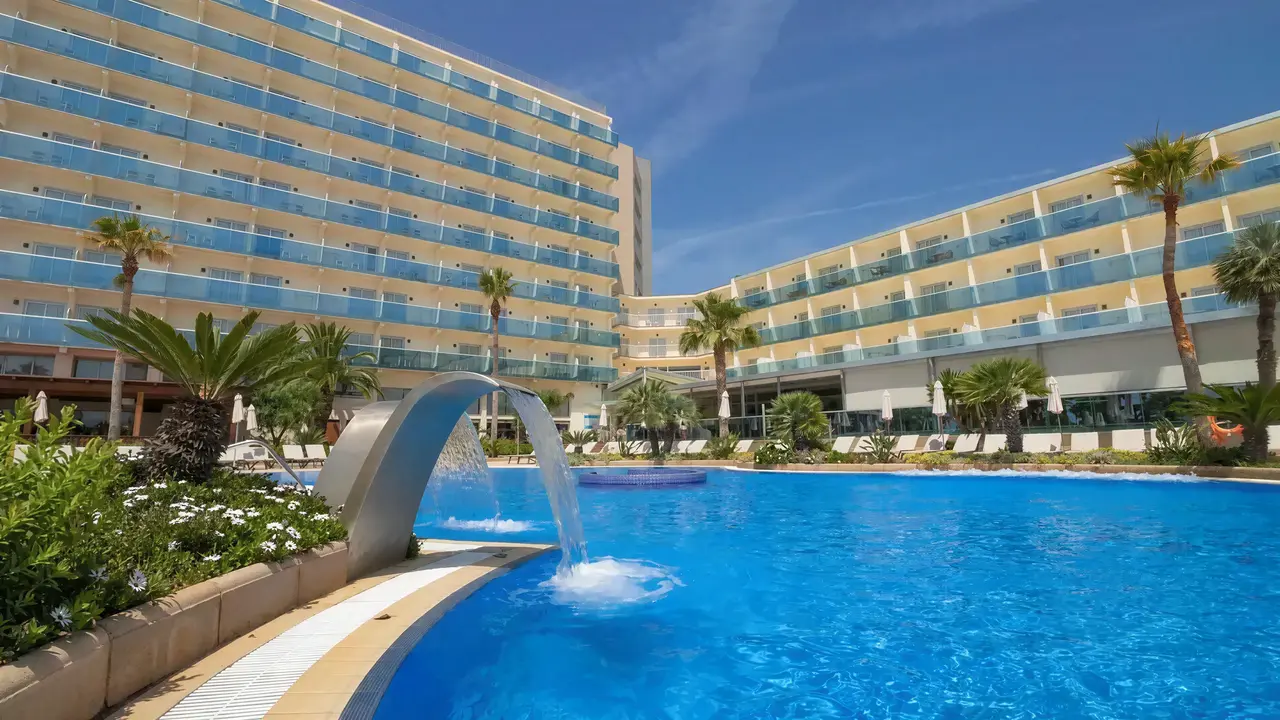 Basen z fontanną w hotelu Golden Taurus Aquapark Resort