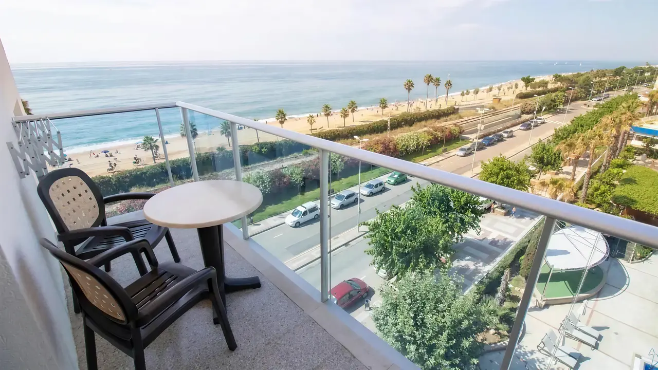 Balkon z widokiem na morze w Golden Taurus Aquapark Resort