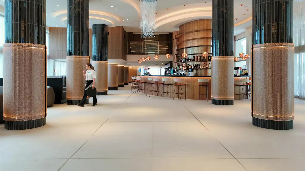 Bar z wysokimi hokerami w Golden Taurus Aquapark Resort