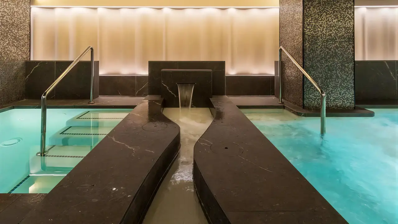 Strefa wellness z basenami w Golden Taurus Aquapark Resort