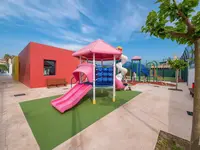 Kolorowy plac zabaw dla dzieci w Golden Taurus Aquapark Resort