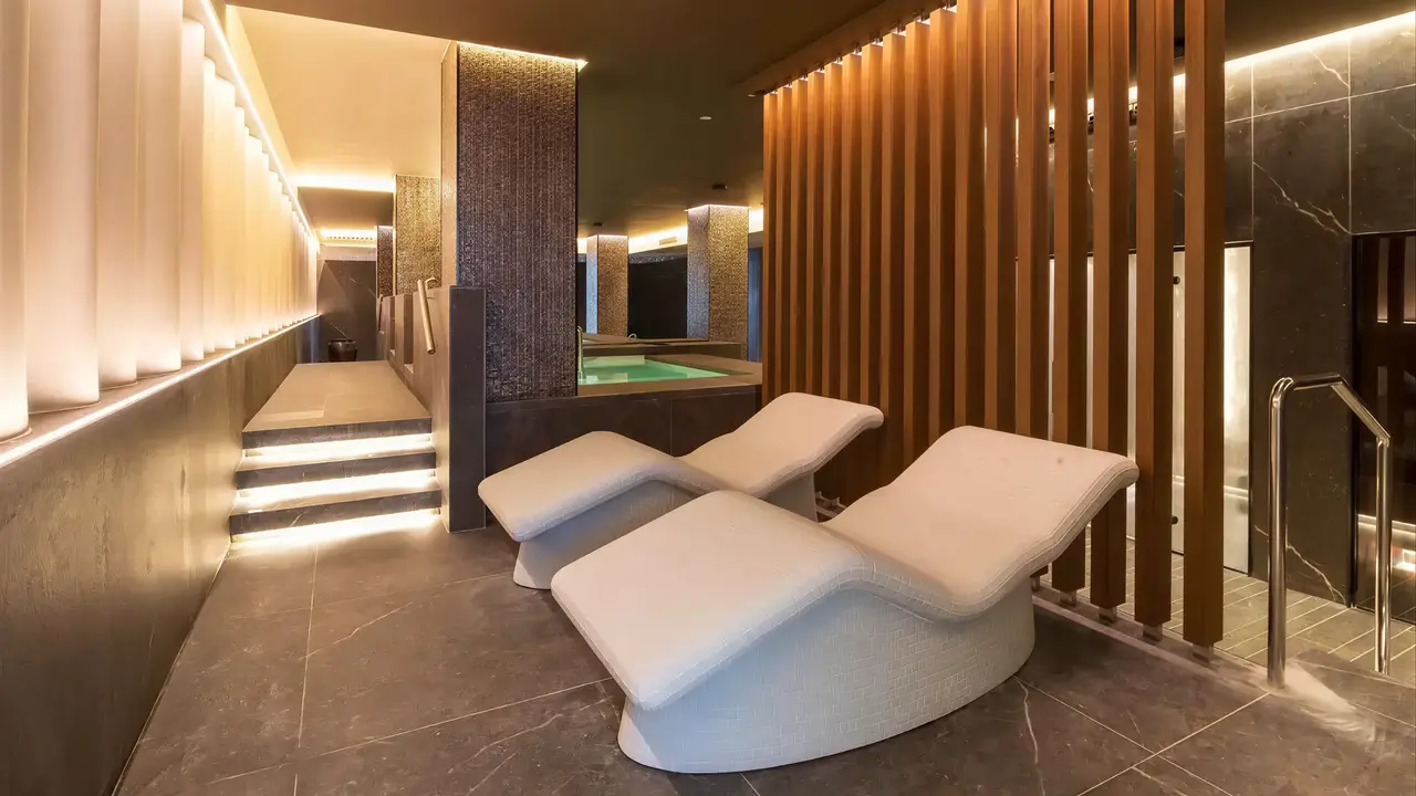 Strefa relaksu z leżakami w Golden Taurus Aquapark Resort