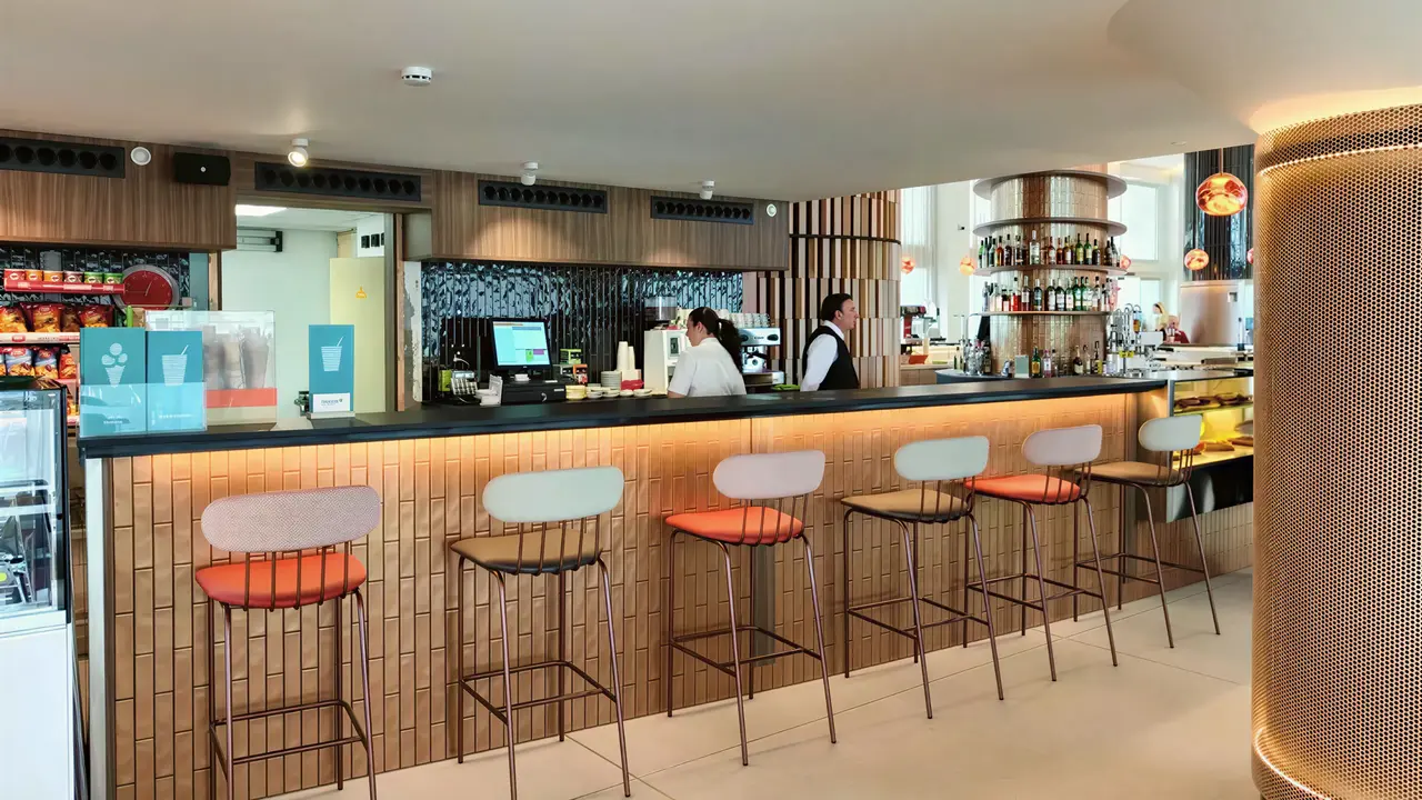 Bar z wysokimi hokerami w Golden Taurus Aquapark Resort