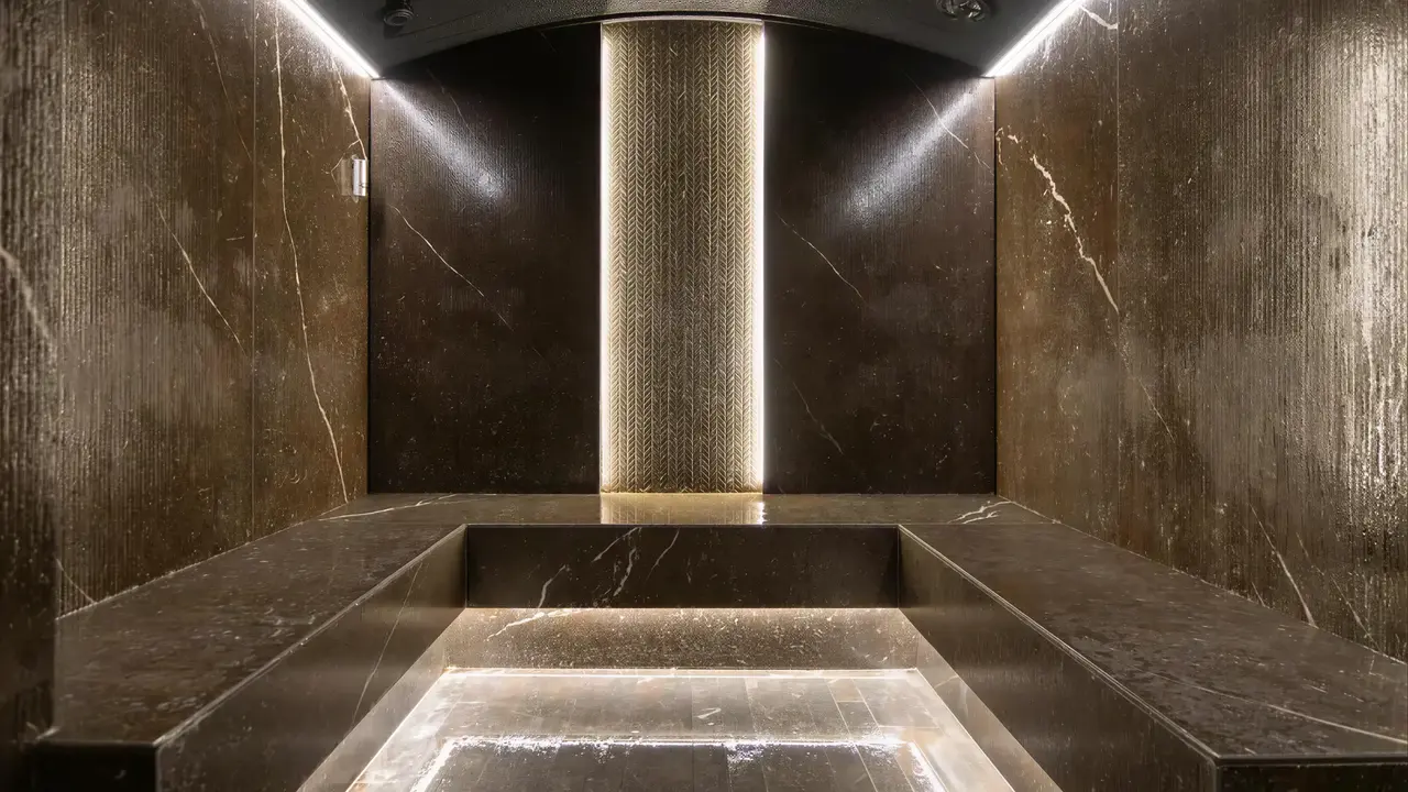 Strefa wellness w Golden Taurus Aquapark Resort z ciemnym kamieniem