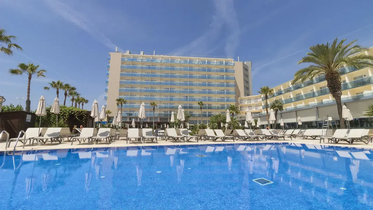 Basen i leżaki w hotelu Golden Taurus Aquapark Resort