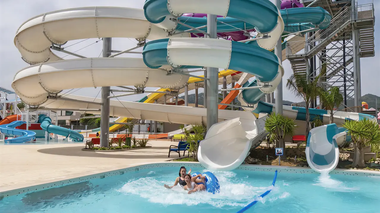 Zjeżdżalnie wodne w hotelu Golden Taurus Aquapark Resort