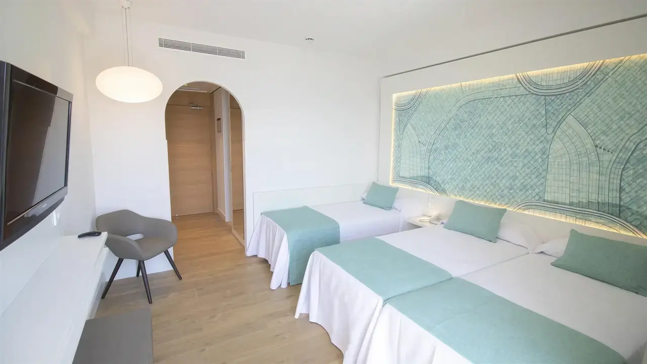 Nowoczesny pokój z łóżkami w Golden Taurus Aquapark Resort